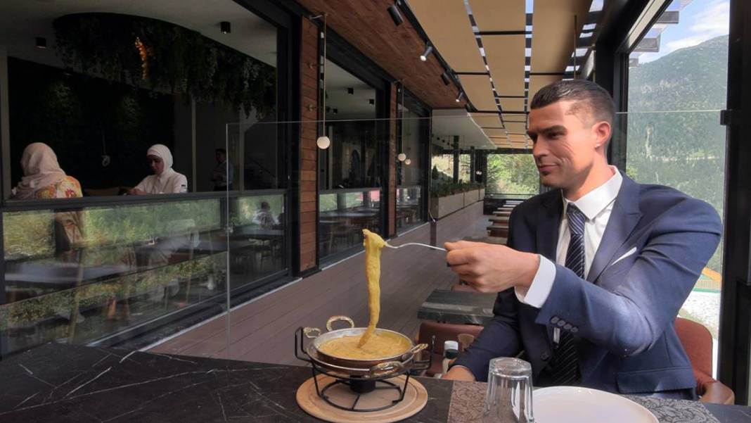 Uzungöl'de Ronaldo sürprizi: Kuymak yiyip çay içti! Görenler şaştı kaldı, fotoğraf çektirdi 7